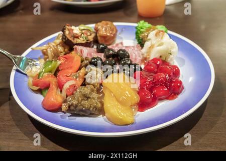 Harvest Caye Island Belize, nave da crociera Norwegian Joy Cruise Line, itinerario di 7 giorni del Mar dei Caraibi, di proprietà privata, a bordo interno, The Garden Cafe Foto Stock