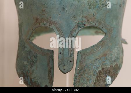 Casco in bronzo di tipo corinzio realizzato in Puglia intorno al 510 a.C. Foto Stock