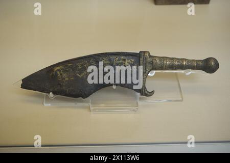Coltello da caccia in ferro con manico in ottone romano, circa 350-400 d.C. il calvo è intarsiato con scene di caccia in ottone e rame. Foto Stock