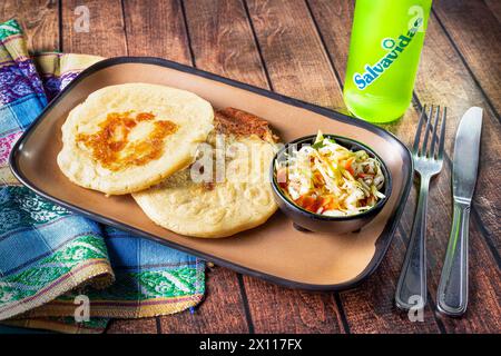 pupusas servito con insalata tradizionale piatto ispanico dell'america centrale Foto Stock