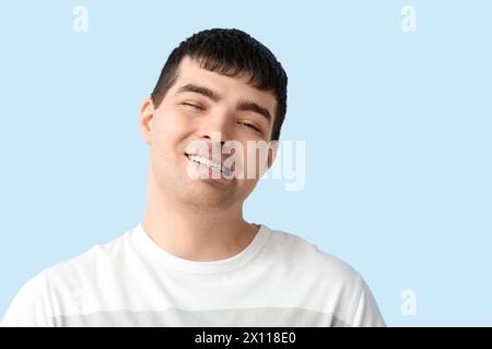 Giovane su sfondo blu, primo piano. Mese nazionale di sensibilizzazione sulla paralisi cerebrale Foto Stock