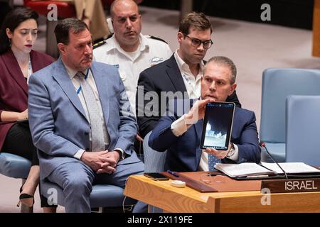 L'ambasciatore israeliano Gilad Erdan parla mentre mostra un video di un attacco iraniano respinto sulla moschea di al-Aqsa a Gerusalemme durante una riunione di emergenza del Consiglio di sicurezza sulla situazione in Medio Oriente presso la sede delle Nazioni Unite a New York il 14 aprile 2024. L'incontro è stato convocato su richiesta della missione israeliana dopo un attacco senza precedenti da parte dell'Iran a Israele lanciato da Iran, Iraq e Yemen con droni, missili da crociera e missili balistici. Il 99% di loro è stato abbattuto dalla difesa aerea israeliana e con l'aiuto delle forze statunitensi situate nella zona. (Foto di Lev Radin/Sipa USA) Foto Stock