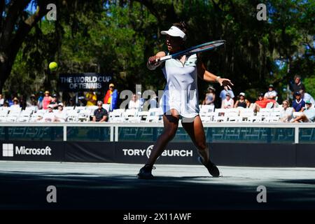 Amelia Island, Florida, Stati Uniti. 13 aprile 2024. Jaqueline Cristian della Romania colpisce un rovescio contro l'Ucraina Lesia Tsurenko nella quarta partita della qualificazione Billie Jean King Cup ad Amelia Island, Florida. Cristian ha battuto in finale 2-6, 6-4, 6-4. Ucraina e Romania sono pareggiate con 2 partite ciascuna dopo questo risultato. (Credit Image: © Richard Dole/ZUMA Press Wire) SOLO PER USO EDITORIALE! Non per USO commerciale! Foto Stock