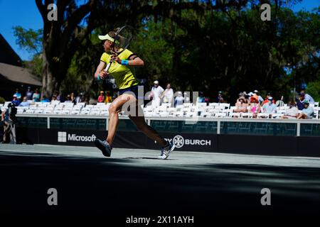 Amelia Island, Florida, Stati Uniti. 13 aprile 2024. L'Ucraina Lesia Tsurenko colpisce un rovescio contro la Romania Jaqueline Cristian nella quarta partita della qualificazione Billie Jean King Cup ad Amelia Island, Florida. Cristian ha battuto in finale 2-6, 6-4, 6-4. Ucraina e Romania sono pareggiate con 2 partite ciascuna dopo questo risultato. (Credit Image: © Richard Dole/ZUMA Press Wire) SOLO PER USO EDITORIALE! Non per USO commerciale! Foto Stock