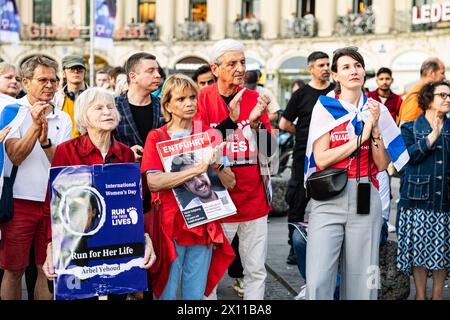 Monaco, Germania. 14 aprile 2024. Uschi Glas e suo marito Dieter Hermann. Il 14 aprile 2024, alcune centinaia si sono riunite a Monaco, in Germania, per protestare contro il governo iraniano e i loro attacchi contro Israele e per mostrare la loro solidarietà con Israele. (Foto di Alexander Pohl/Sipa USA) credito: SIPA USA/Alamy Live News Foto Stock