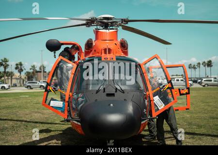 Un equipaggio di elicotteri MH-65 Dolphin atterra in un campo durante la giornata comunitaria di Sector Corpus Christi a Corpus Christi, Texas, 13 aprile 2024. Durante l'evento, i membri della Guardia Costiera del Sector Corpus Christi e delle unità circostanti mostrarono attrezzature e discussero varie missioni della Guardia Costiera. (Foto della Guardia Costiera degli Stati Uniti di Seth Dumoulin) Foto Stock