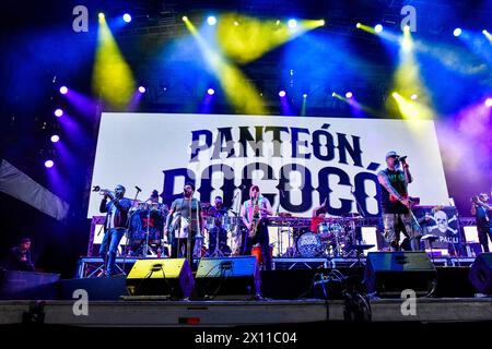 Bogotà, Colombia. 12 aprile 2024. Panteon Rococo suona durante il concerto Paz Rock a Bogotà, Colombia, il 12 aprile 2024. Foto di: Cristian Bayona/Long Visual Press credito: Long Visual Press/Alamy Live News Foto Stock