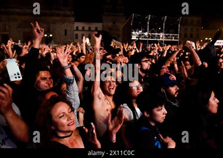 Bogotà, Colombia. 12 aprile 2024. I fan prendono parte al concerto Paz Rock a Bogotà, Colombia, il 12 aprile 2024. Foto di: Cristian Bayona/Long Visual Press credito: Long Visual Press/Alamy Live News Foto Stock