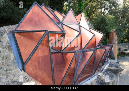 Casa troglodita contemporanea in cima alla scogliera vicino al forte Château de Beynac nel Périgord Noir. Parte superiore della casa, tetto in vetro, tetto a forma di pesce Foto Stock