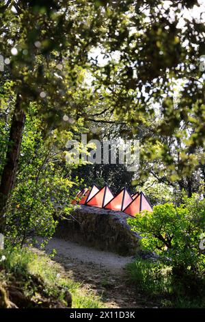 Casa troglodita contemporanea in cima alla scogliera vicino al forte Château de Beynac nel Périgord Noir. Parte superiore della casa, tetto in vetro, tetto a forma di pesce Foto Stock