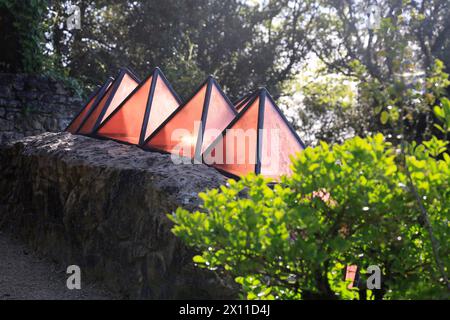 Casa troglodita contemporanea in cima alla scogliera vicino al forte Château de Beynac nel Périgord Noir. Parte superiore della casa, tetto in vetro, tetto a forma di pesce Foto Stock