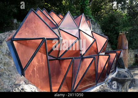 Casa troglodita contemporanea in cima alla scogliera vicino al forte Château de Beynac nel Périgord Noir. Parte superiore della casa, tetto in vetro, tetto a forma di pesce Foto Stock