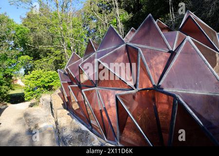 Casa troglodita contemporanea in cima alla scogliera vicino al forte Château de Beynac nel Périgord Noir. Parte superiore della casa, tetto in vetro, tetto a forma di pesce Foto Stock