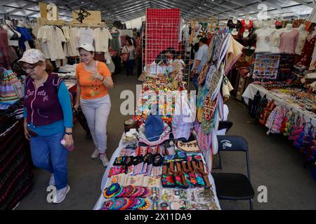 Città del Messico, Messico. 14 aprile 2024. La gente sta vendendo prodotti alla chiusura del Mother Language Festival nello Zocalo di città del Messico, dove individui provenienti da varie città e quartieri di tutta la Repubblica messicana offrono una varietà di prodotti tradizionali, tra cui artigianato e cibo. (Foto di Gerardo Vieyra/NurPhoto)0 credito: NurPhoto SRL/Alamy Live News Foto Stock