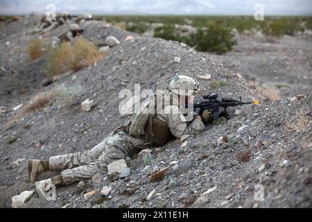 U.S. Marines con Transportation Support Company, Combat Logistics Regiment 2, 2nd Marine Logistics Group, mantengono la sicurezza mentre eseguono un esercizio di prova durante Enhanced Mojave Viper (EMV), sul Marine Corps Air Ground Combat Center Twentynine Palms, CA, 25 settembre 2012. I marines partecipano all'EMV al fine di costruire coesione unitaria e competenza tattica in preparazione dello schieramento a sostegno dell'operazione Enduring Freedom MAGTF. Foto Stock