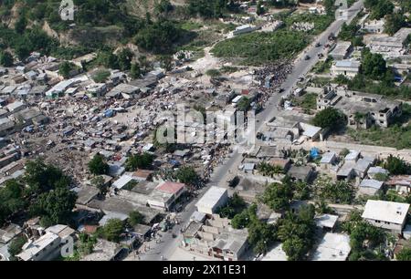 Le vittime del terremoto si riuniscono in grandi aree in case di cambiamento a Leogane, Haiti, 20 gennaio 2010. La 22nd Marine Expeditionary Unit è una forza multimissione composta da Aviation Combat Element, Marine Heavy Helicopter Squadron 461 (rinforzato); Logistics Combat Element, Combat Logistics Battalion 22; Ground Combat Element, Battalion Landing Team, 3rd Battalion, 2nd Marine Regiment; e il suo elemento di comando. Foto Stock