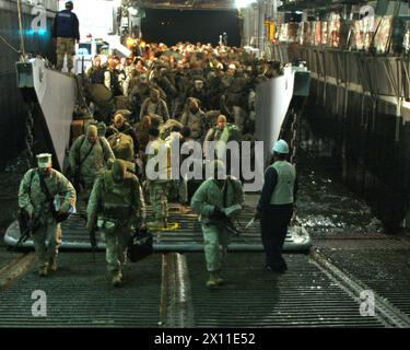 Marines e marinai del Battalion Landing Team 1st Battalion, 9th Marine Regiment e Combat Logistics Battalion 24, 24th Marine Expeditionary Unit, partono da Landing Craft, Utility sulla USS Nassau 19 gennaio 2010 e si preparano a iniziare il loro prossimo dispiegamento. Foto Stock