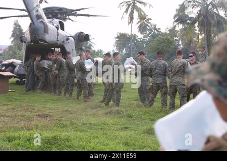 Marine con Battalion Landing Team, 3rd Battalion, 2nd Marine Regiment, 22nd Marine Expeditionary Unit, scaricare acqua dal retro di un CH-53E Super Stallion per le vittime del terremoto a Leogane, Haiti, 20 gennaio 2010. Foto Stock