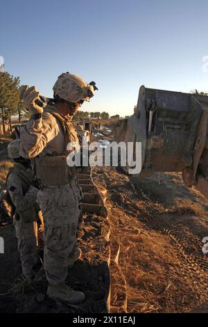 Seaman Vince E. Chu lo, un corpsman del 2nd Combat Engineer Battalion, lavora con il 2nd CEB Marines per costruire un posto di osservazione lungo la rotta Cowboys, provincia di Helmand Afghanistan, 7 gennaio 2010. Durante le operazioni sulla rotta Cowboys, il 2° CEB costruì tre posti di osservazione. Foto Stock