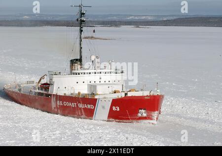 Sault Ste Marie, Mich. (23 gennaio 2004) - la Guardia Costiera Cutter Mackinaw sgombra una rotta di navigazione attraverso il ghiaccio di St. Marys River. Foto Stock