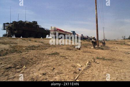 In preparazione di un possibile attacco, i soldati della 3rd Brigade 2nd Infantry Division (Stryker) allineano i lati di una rotta di rifornimento a guardia e protezione di pattuglie logistiche da combattimento che portano rifornimenti necessari da e per la LSA Anaconda CA. 5 giugno 2004 Foto Stock