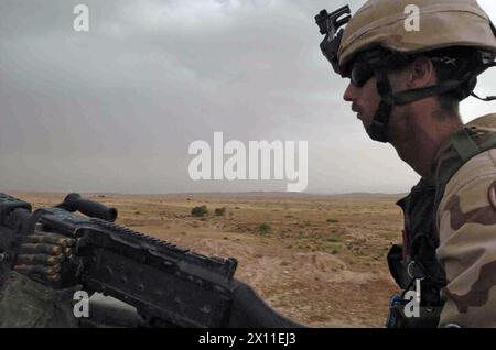 Un soldato del 1st Battalion della Guardia Nazionale della Virginia Occidentale, 150th Armor Regiment di pattuglia in Iraq vicino al confine iraniano ca. 5 marzo 2004 Foto Stock