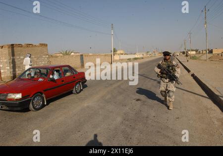 Soldati del 1st Battalion, 23rd Infantry Regiment, 3rd Brigade, 2nd Infantry Division (Stryker Brigade Combat Team) pattugliano le strade di al Dujaya, a sud di al Kut, il 19 agosto 2004. Foto Stock