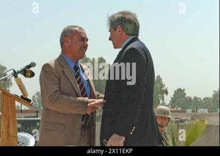 Il governatore della provincia di Ninevah, Osama Kashmola, stringe la mano all'onorevole Paul Wolfowitz, vice segretario alla difesa, dopo una conferenza stampa a Mosul, California. 17 giugno 2004 Foto Stock