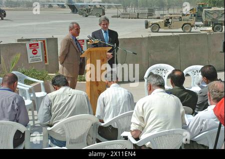 La provincia di Ninevah govenor, Osama Kashmola e l'onorevole Paul Wolfowitz, vice segretario della difesa, incontrano i media dell'area di Mosul durante una conferenza stampa per discutere del futuro dell'Iraq settentrionale dopo il trasferimento della sovranità ca. 17 giugno 2004 Foto Stock