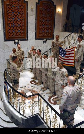 I soldati della squadra di supporto al fuoco (PUGNO) del 1st Battalion, 23rd Infantry Regiment si riarmarono sui gradini di uno degli ex palazzi di Saddams a Mosul. Il colonnello Michael Rounds, comandante della 3rd Brigade, 2nd Infantry Division (Stryker Brigade Combat Team) giura nel PUGNO dei soldati ca. 20 giugno 2004 Foto Stock