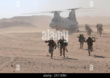 I marines dell'11th Marine Expeditionary Unit lasciano un CH-47 Sea Knight mentre si preparano ad attaccare una cellula di comando e controllo a Udari Range, Kuwait, come parte del loro ultimo esercizio CA. 1° ottobre 2004 (i metadati riportano l'anno 2008) Foto Stock