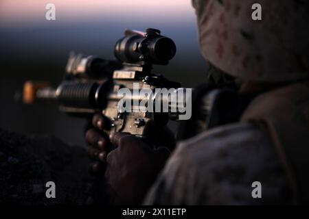 U.S. Marines con Transportation Support Company, Combat Logistics Regiment 2, 2nd Marine Logistics Group, mantengono la sicurezza mentre eseguono un esercizio di prova durante Enhanced Mojave Viper (EMV), sul Marine Corps Air Ground Combat Center Twentynine Palms, CA, 25 settembre 2012. I marines partecipano all'EMV al fine di costruire coesione unitaria e competenza tattica in preparazione dello schieramento a sostegno dell'operazione Enduring Freedom MAGTF. Foto Stock