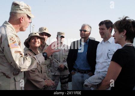 Il generale Steven Speakes, vice comandante generale del Coalition Forces Land Component Command, introduce i senatori statunitensi in visita alle operazioni ospedaliere presso l'Aerial Port of Debarkation recentemente in Kuwait. SENS. John Ensign, R-Nev., Bill Frist, R-Tenn., e Bob Bennett, R-Utah (non mostrato), sono in Kuwait per visitare con truppe schierate a sostegno dell'operazione Iraqi Freedom CA. 2004 Foto Stock