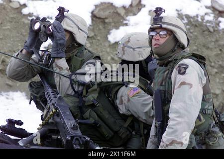 Titolo originale: Soldati del 1st Battalion, 187th Infantry Regiment, 101st Airborne Division (Air Assault), scansionano il ridgeline per le forze nemiche durante l'operazione Anaconda (Afghanistan) 4 marzo 2002. Foto Stock