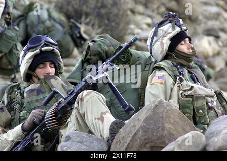 Titolo originale: Soldati del 1st Battalion, 187th Infantry Regiment, 101st Airborne Division (Air Assault), riposano durante una pausa da una marcia verso un obiettivo, il 4 marzo 2002. I soldati partecipano all'operazione Anaconda, che fa parte dell'operazione Enduring Freedom (Afghanistan) Foto Stock