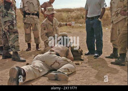 Il sergente Don Landis, con il 416° Battaglione affari civili, insegna ai membri del corpo di difesa civile iracheno a Irbil oggi ca. 22 maggio 2004 Foto Stock