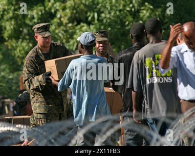 I Marines del Combat Logistics Battalion 22, 22nd Marine Expeditionary Unit, distribuiscono razioni in un sito di distribuzione a Petit Goave, Haiti, 27 gennaio 2010. In risposta a un devastante terremoto che ha colpito il paese di Haiti, Marines e marinai della 22a MEU hanno iniziato a fornire forniture di soccorso e fornire assistenza medica a sostegno dell'operazione Unified Response, 19 gennaio. Foto Stock