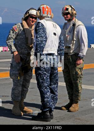 Il comandante Mike McMillan (centro), ufficiale esecutivo della USS Bataan, dà il benvenuto a bordo del tenente generale Ken Keen (a sinistra), comandante della Joint Task Force Haiti, sulla nave, 25 gennaio 2010. La 22nd Marine Expeditionary Unit ha condotto missioni di assistenza umanitaria e soccorso in caso di calamità in tutta Haiti dal 19 gennaio. Foto Stock