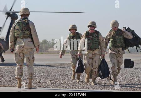 Brig. Il generale Joseph Smith, centro, comandante generale dello U.S. Army Safety Center saluta il colonnello James McConville, all'estrema sinistra, comandante, 4th Brigade Combat Team, 1st Cavalry Division durante una sosta a Camp Cooke il 20 luglio 2004. Foto Stock