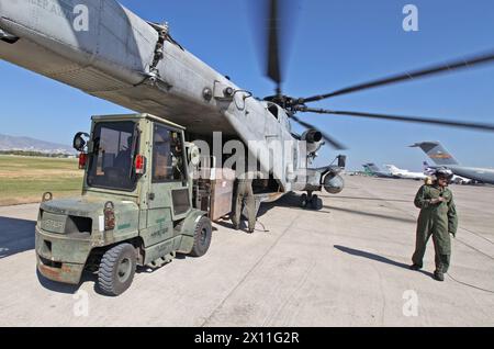 I marines del Marine Heavy Helicopter Squadron 461 (rinforzato), 22nd Marine Expeditionary Unit, consegnano razioni pronte da mangiare con un CH-53E Super Stallion a Port-au-Prince, Haiti, 22 gennaio 2010. Il 22° MEU ha fornito cibo e forniture a sostegno dell'assistenza umanitaria e delle operazioni di soccorso per le vittime del terremoto del 12 gennaio. Foto Stock