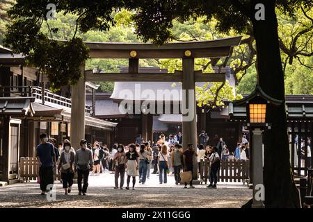 Tokyo, Giappone - 5 maggio 2023: Le persone escono dal famoso tempio Meiji Jingu nel cuore di Tokyo, vicino al parco Yoyogi tra Shibuya e Shinjuku. Foto Stock