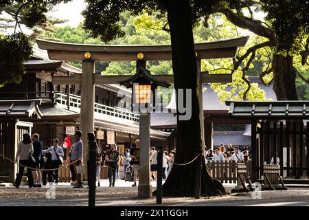 Tokyo, Giappone - 5 maggio 2023: Le persone escono dal famoso tempio Meiji Jingu nel cuore di Tokyo, vicino al parco Yoyogi tra Shibuya e Shinjuku. Foto Stock