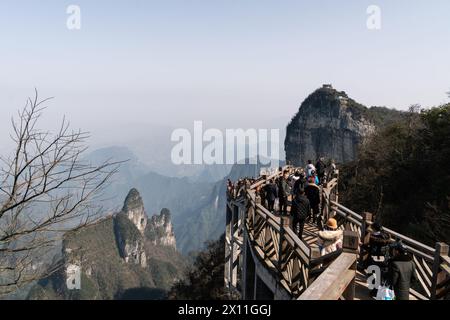 Zhangjiajie, Cina - 9 febbraio 2019: I turisti cinesi apprezzano il paesaggio spettacolare del monte Tianmen vicino alla provincia di Hunan in Cina, su un sole Foto Stock