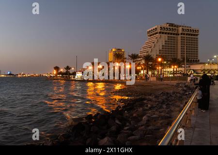 Jeddah, Arabia Saudita - gennaio 30 2023: Le persone si godono il crepuscolo presso la Corniche di al-Hamra sul Mar Rosso in Arabia Saudita. Foto Stock