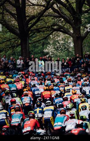 Valkenberg, Paesi Bassi. 14 aprile 2024. Foto di Zac Williams/SWpix.com - 14/04/2024 - Ciclismo - 2024 Amstel Gold Race - il peloton. Crediti: SWpix/Alamy Live News Foto Stock