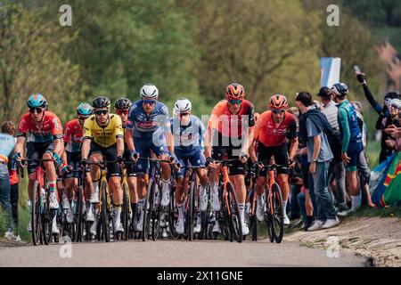 Valkenberg, Paesi Bassi. 14 aprile 2024. Foto di Zac Williams/SWpix.com - 14/04/2024 - Ciclismo - 2024 Amstel Gold Race - il peloton. Crediti: SWpix/Alamy Live News Foto Stock