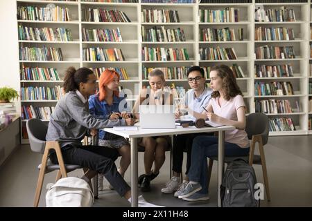 Studenti che discutono progetto congiunto, lavorano sulla ricerca in biblioteca Foto Stock