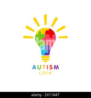 Concept del logo scolastico. Simbolo del brainstorming. Icona educativa. Lampada colorata. Modello di logotipo di educazione all'autismo. Simpatici puzzle a colori isolati Illustrazione Vettoriale