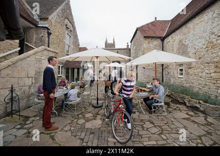 Cena all'aperto al Talbot Inn di Mells, Somerset, Regno Unito. Foto Stock