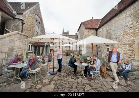 Cena all'aperto al Talbot Inn di Mells, Somerset, Regno Unito Foto Stock